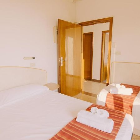 Hotel Beverly Ріміні Екстер'єр фото