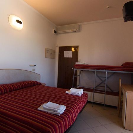 Hotel Beverly Ріміні Номер фото