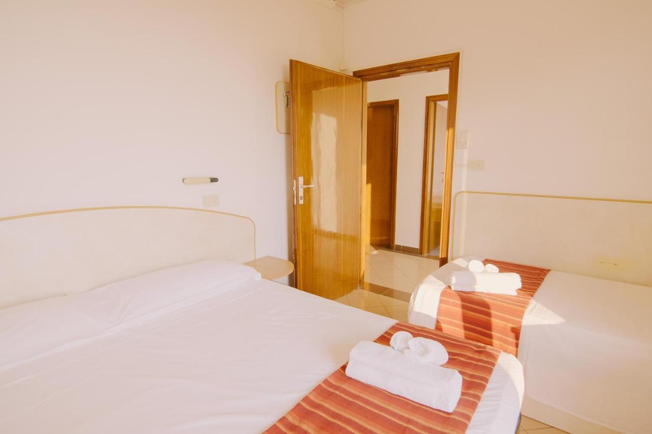 Hotel Beverly Ріміні Екстер'єр фото
