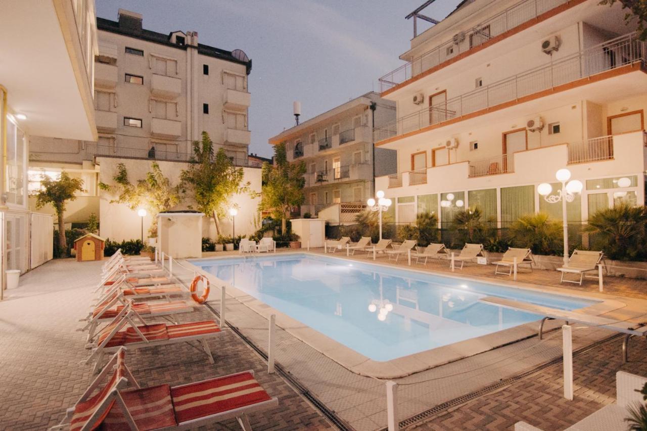 Hotel Beverly Ріміні Екстер'єр фото