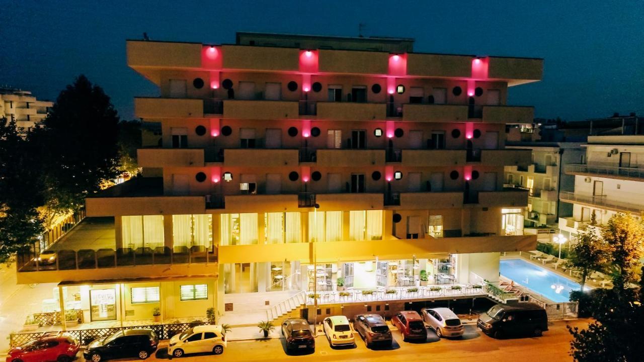 Hotel Beverly Ріміні Екстер'єр фото