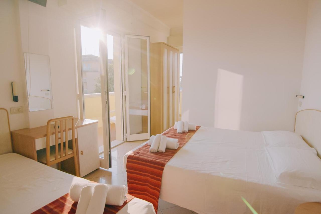 Hotel Beverly Ріміні Екстер'єр фото