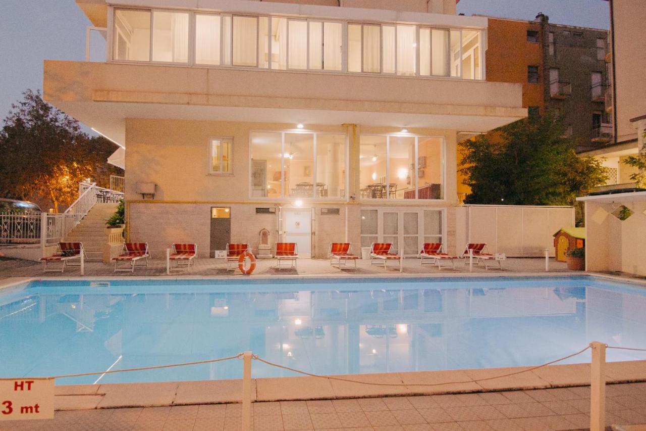 Hotel Beverly Ріміні Екстер'єр фото