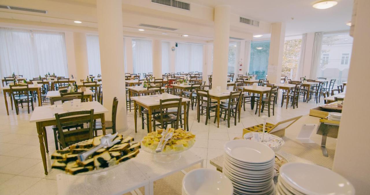 Hotel Beverly Ріміні Екстер'єр фото