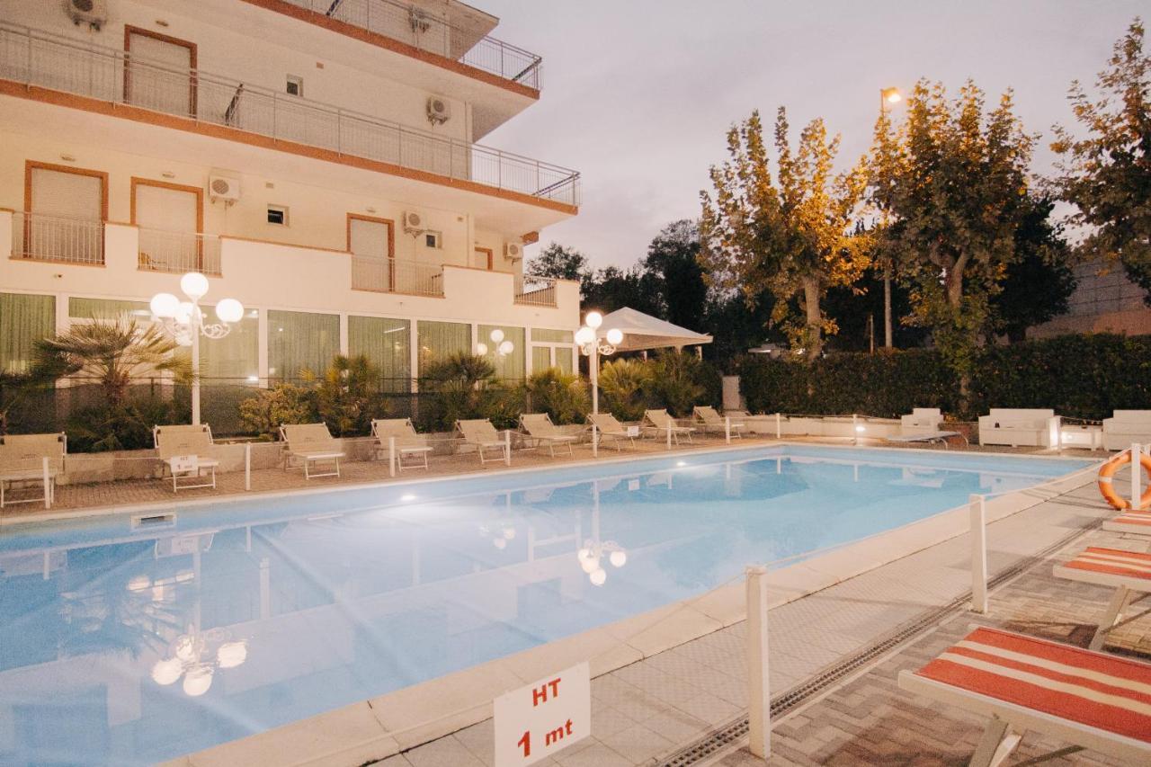 Hotel Beverly Ріміні Екстер'єр фото