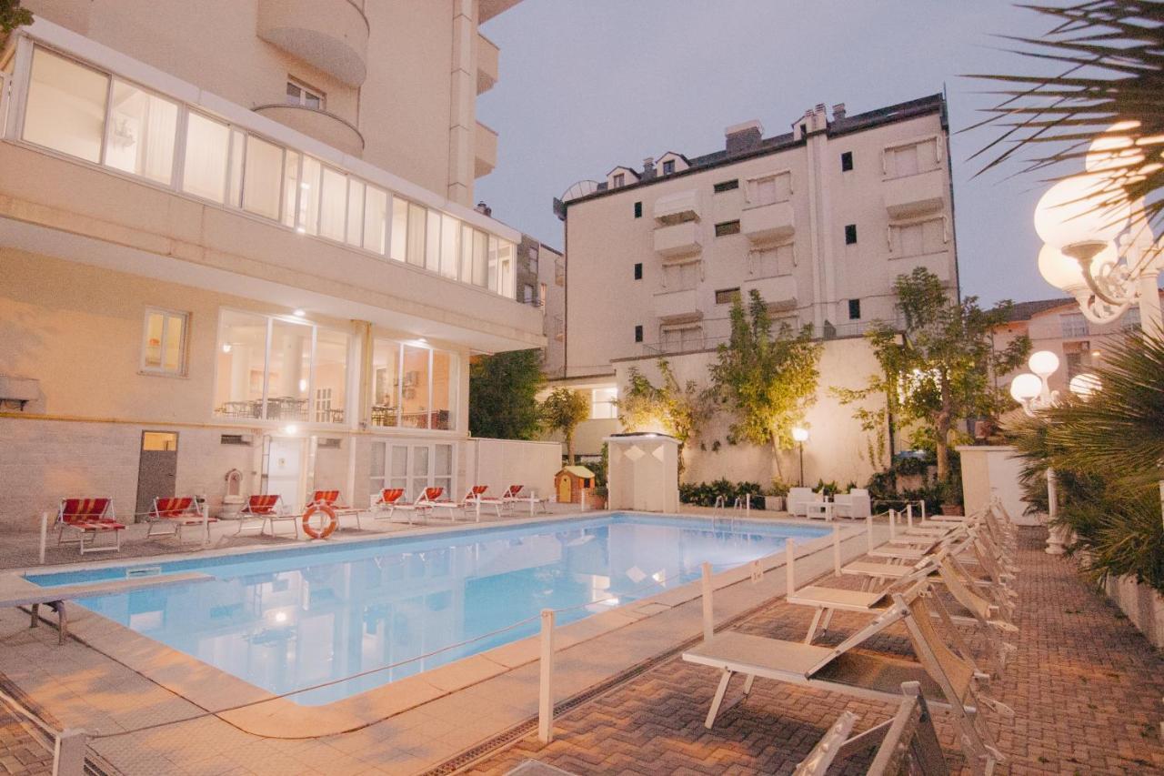 Hotel Beverly Ріміні Екстер'єр фото