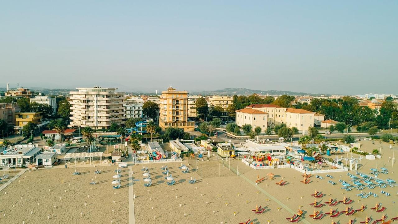 Hotel Beverly Ріміні Екстер'єр фото