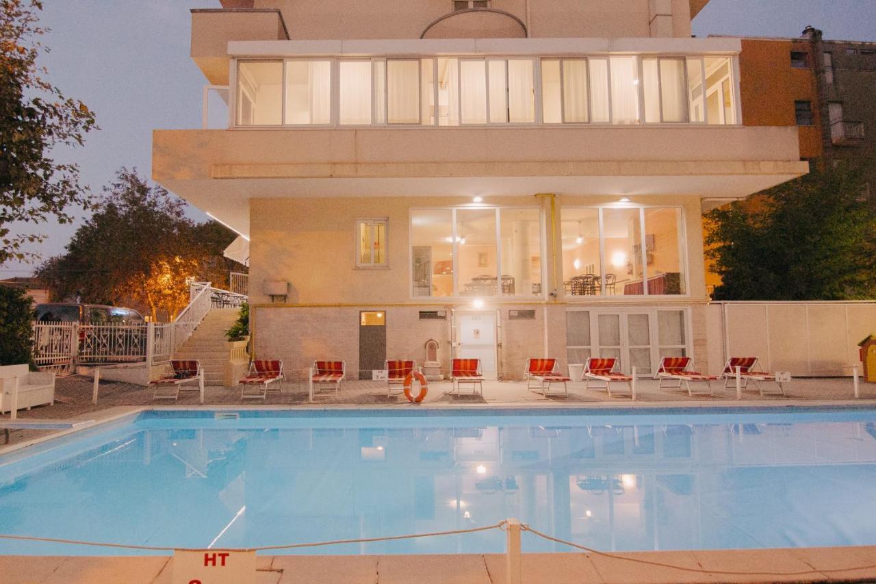 Hotel Beverly Ріміні Екстер'єр фото