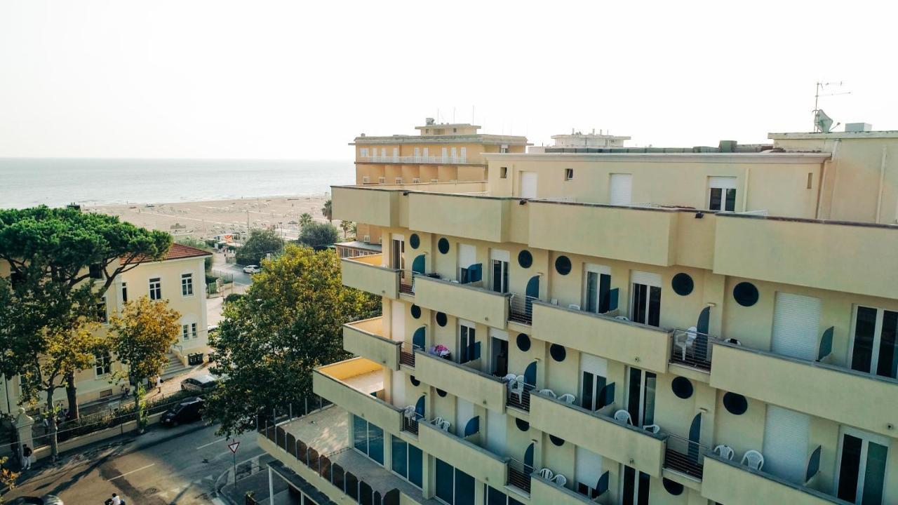 Hotel Beverly Ріміні Екстер'єр фото