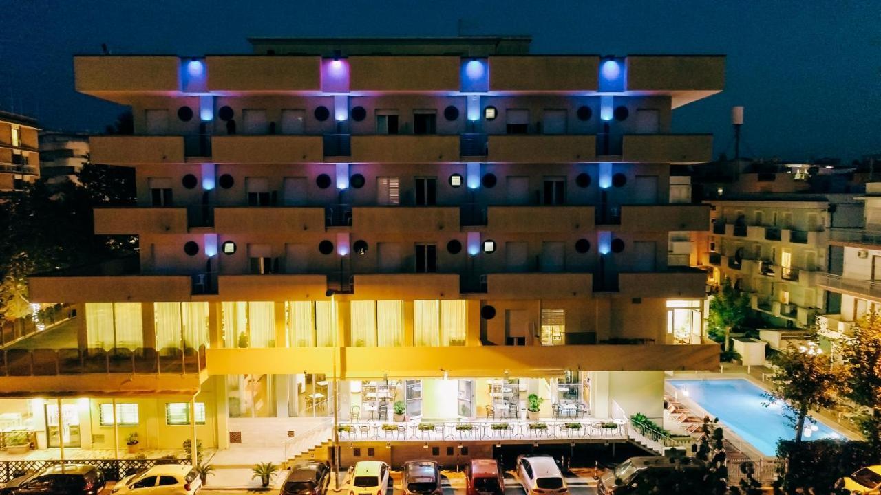 Hotel Beverly Ріміні Екстер'єр фото