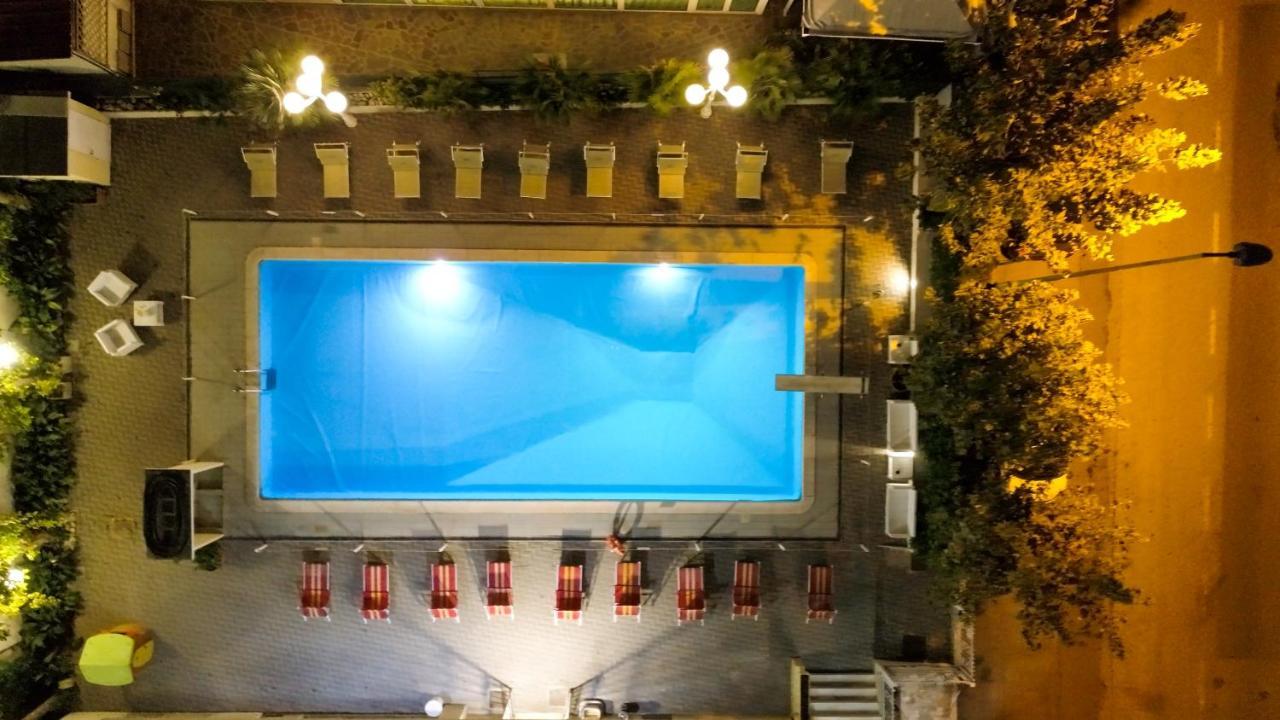 Hotel Beverly Ріміні Екстер'єр фото