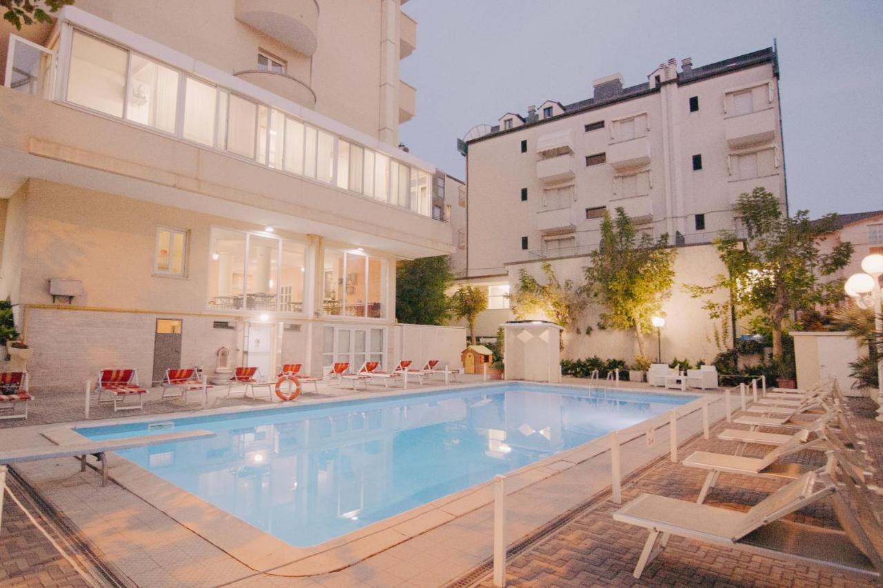 Hotel Beverly Ріміні Екстер'єр фото