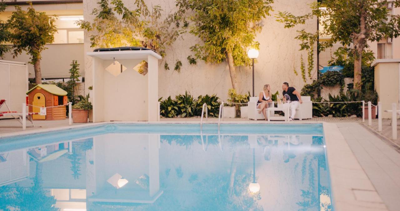 Hotel Beverly Ріміні Екстер'єр фото