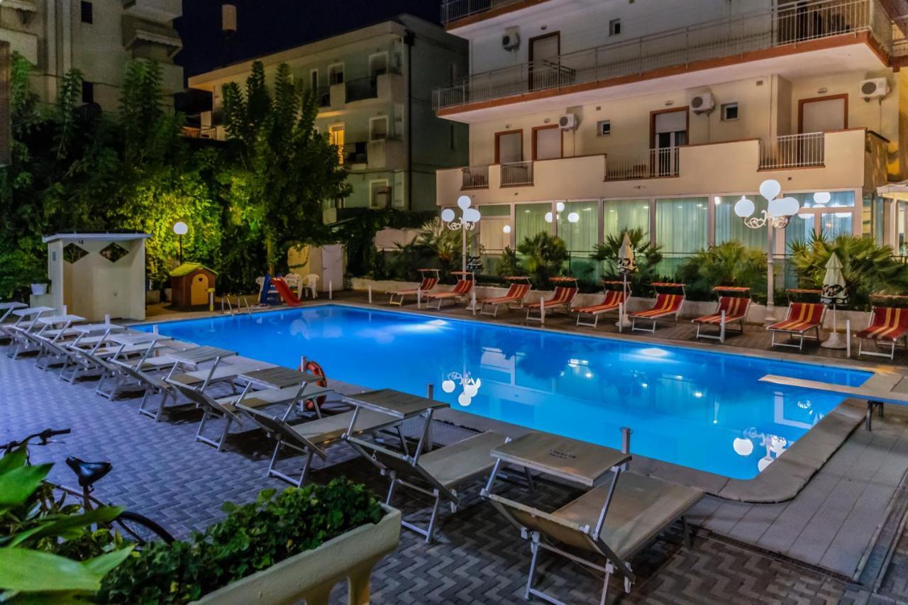 Hotel Beverly Ріміні Екстер'єр фото