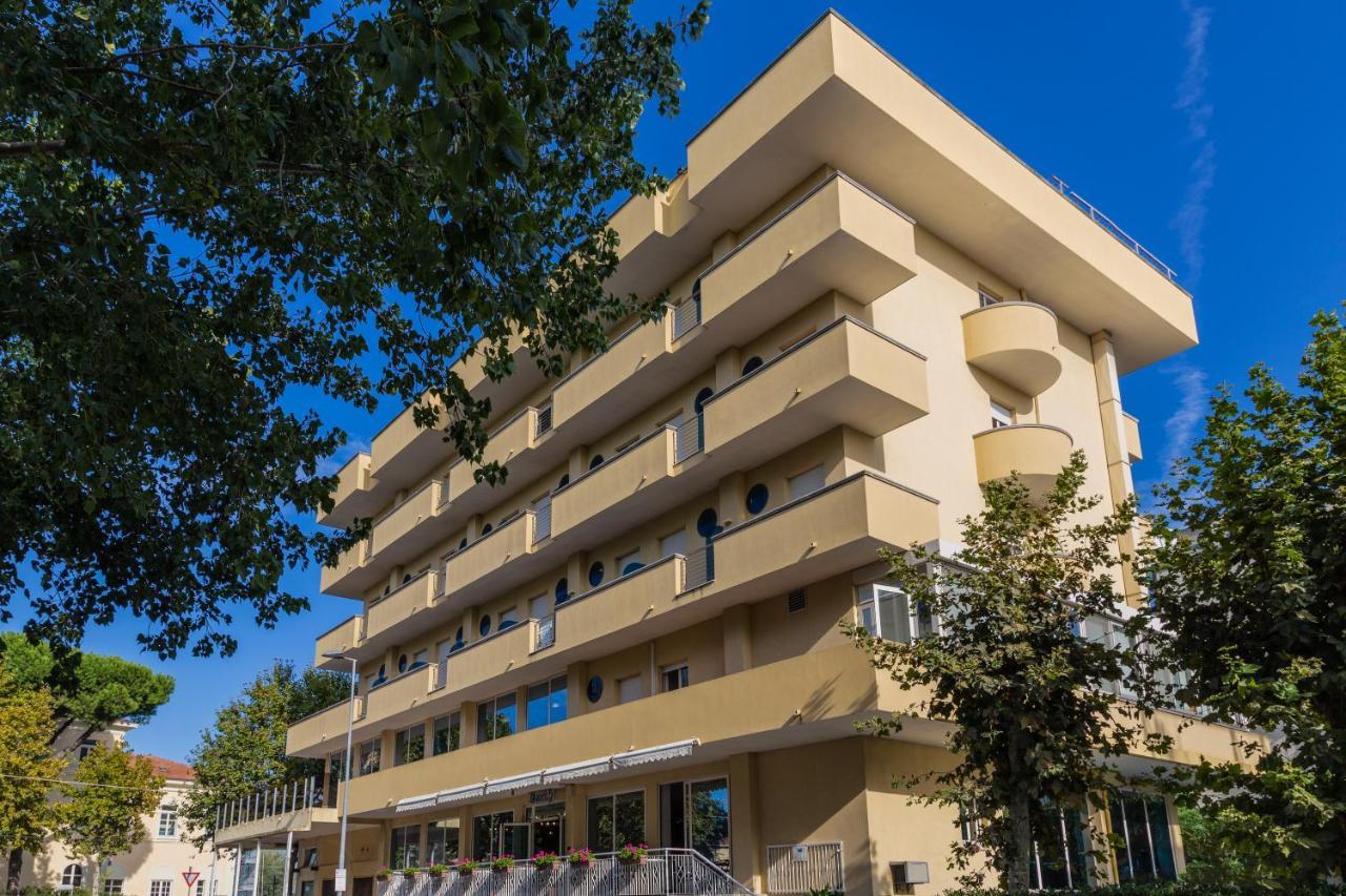 Hotel Beverly Ріміні Екстер'єр фото