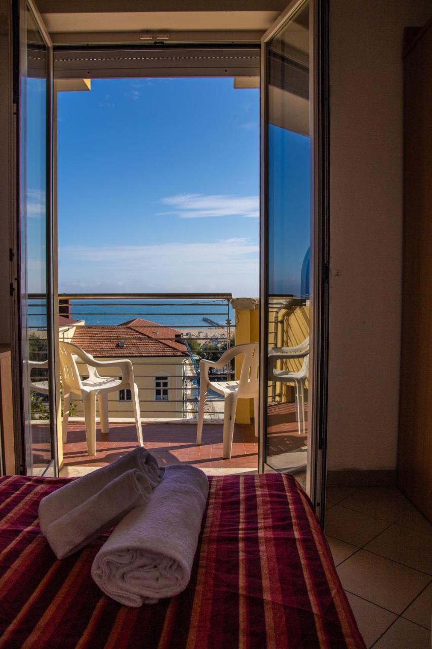 Hotel Beverly Ріміні Екстер'єр фото