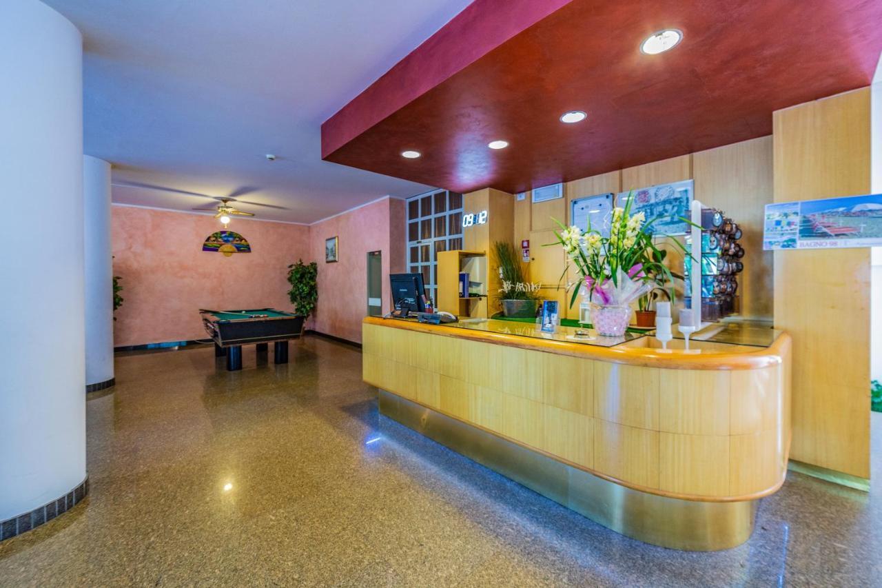 Hotel Beverly Ріміні Екстер'єр фото