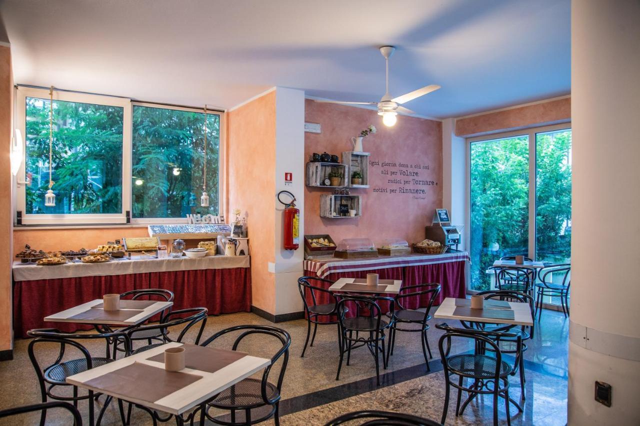 Hotel Beverly Ріміні Екстер'єр фото
