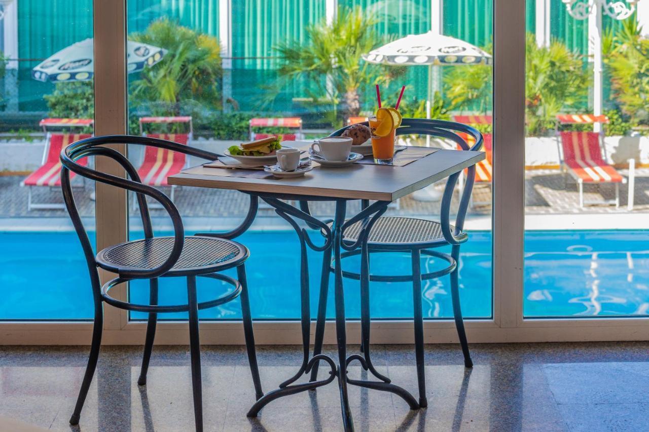 Hotel Beverly Ріміні Екстер'єр фото